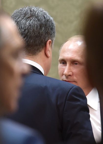 Президент России Владимир Путин (справа) и президент Украины Петр Порошенко беседуют во Дворце независимости в Минске