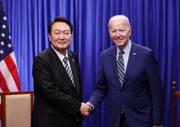 Президенты Южной Кореи Юн Сок Ёль и США Джо Байден