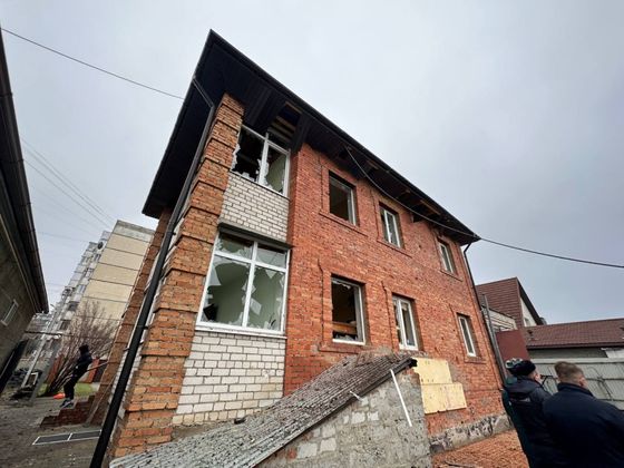 Разбитые окна в доме после обстрела со стороны ВСУ в Белгородской области
