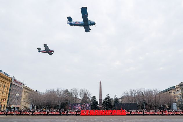 Военные самолеты Ан-2Т на параде по случаю 80-й годовщины победы в Сталинградской битве