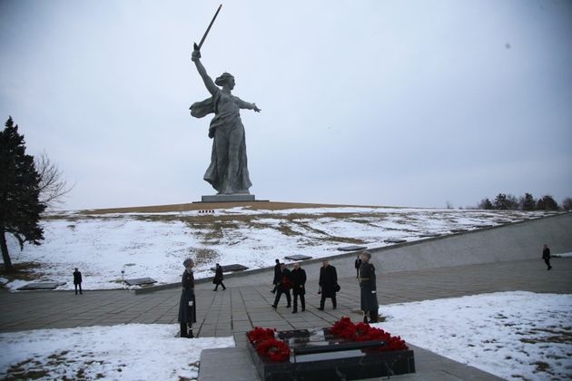 Владимир Путин возлагает цветы к могиле маршала Советского Союза В. И. Чуйкова на Мамаевом кургане