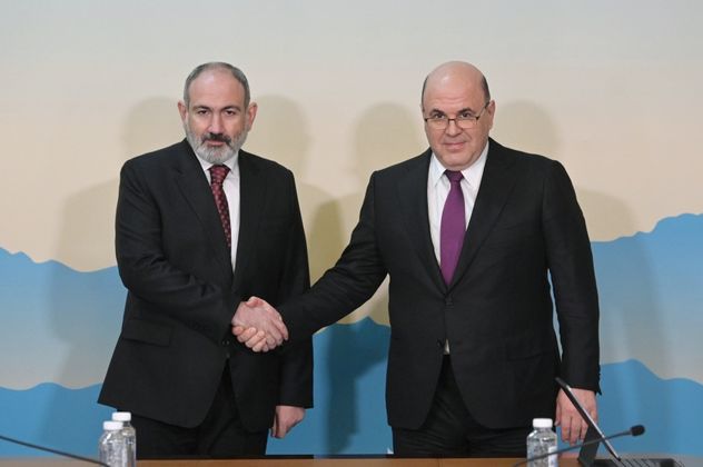 Председатель правительства РФ Михаил Мишустин (справа) и премьер-министр Армении Никол Пашинян во время встречи на полях заседания Евразийского межправительственного совета