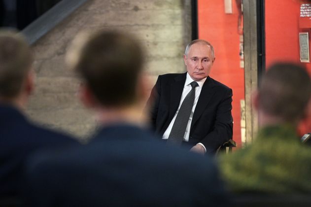 Президент РФ Владимир Путин на встрече с представителями общественных патриотических и молодежных организаций в музее-панораме «Сталинградская битва»