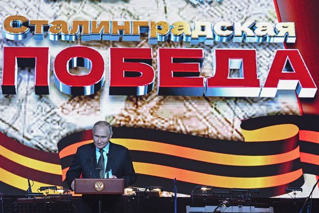 Владимир Путин во время выступления на концерте, посвященном 80-й годовщине разгрома немецко-фашистских войск в Сталинградской битве