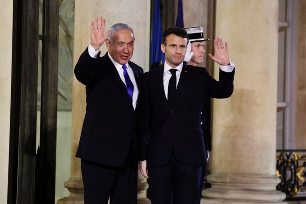 Президент Франции Эммануэль Макрон (справа) приветствует премьер-министра Израиля Биньямина Нетаньяху в Елисейском дворце в Париже, Франция, 2 февраля 2023
