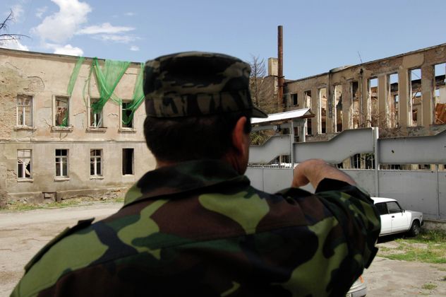 У здания Парламента, разрушенного во время военных действий в августе 2008 года. Цхинвал, Республика Южная Осетия