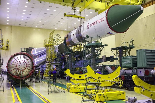 Сборка ракеты-носителя «Союз-2.1а» с «Прогрессом МС-22» на космодроме Байконур