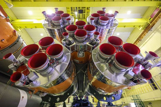 Сборка ракеты-носителя «Союз-2.1а» с «Прогрессом МС-22» на космодроме Байконур