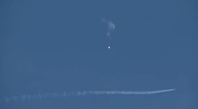 Истребитель сбивает китайский воздушный шар