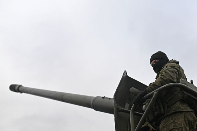 Военнослужащий РФ за работой на самоходной артиллерийской установки (САУ) «Гиацинт-С»