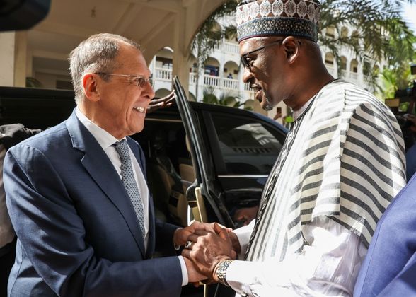 Министр иностранных дел РФ Сергей Лавров и министр иностранных дел Мали Абдулай Диоп на встрече в Бамако. Мали