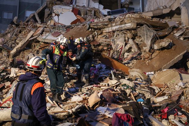 Сотрудники МЧС России разгребают завалы после землетрясения в Сирии
