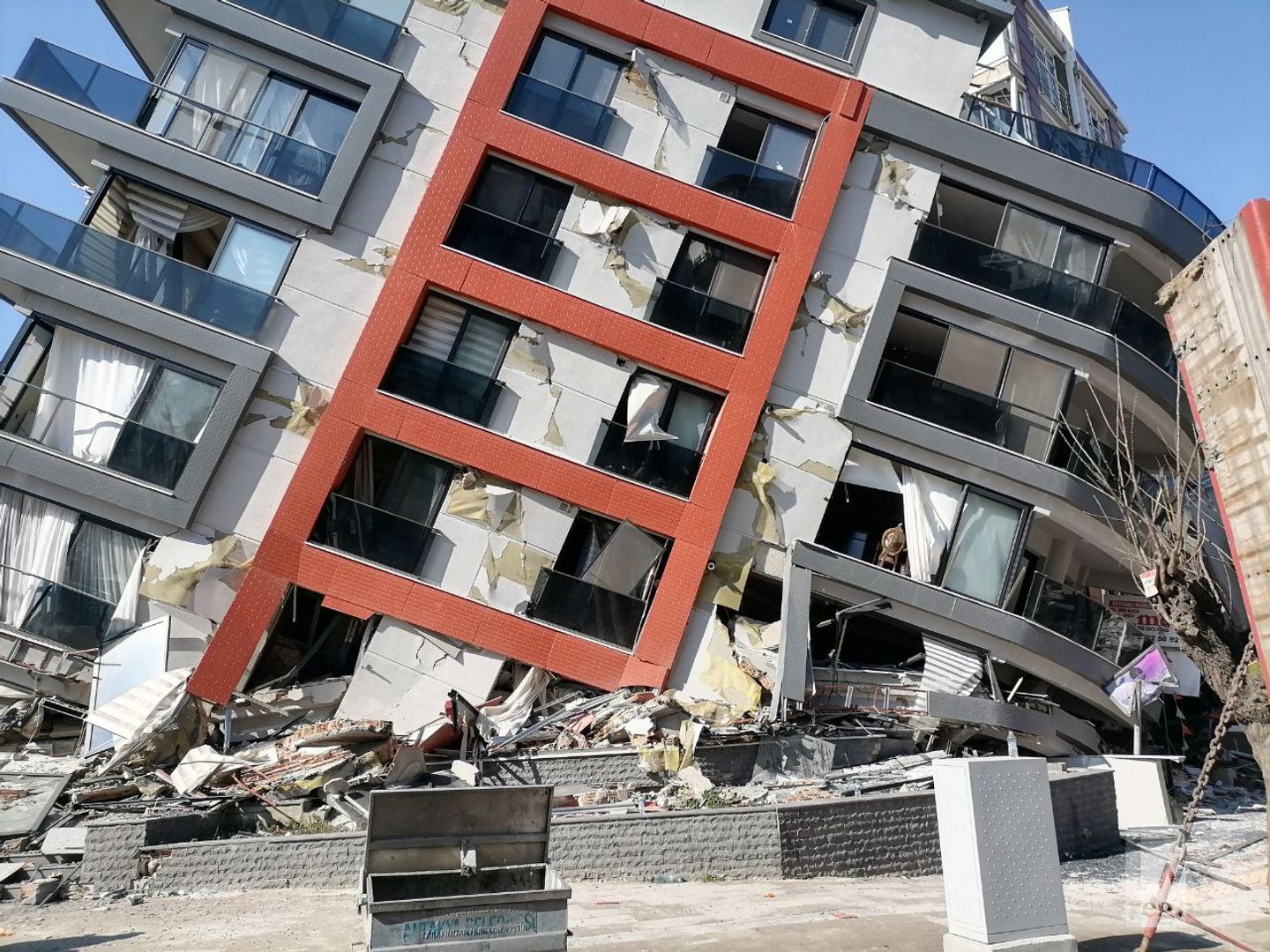 Последствия землетрясения в городе Хатай. Турция. Февраль 2023