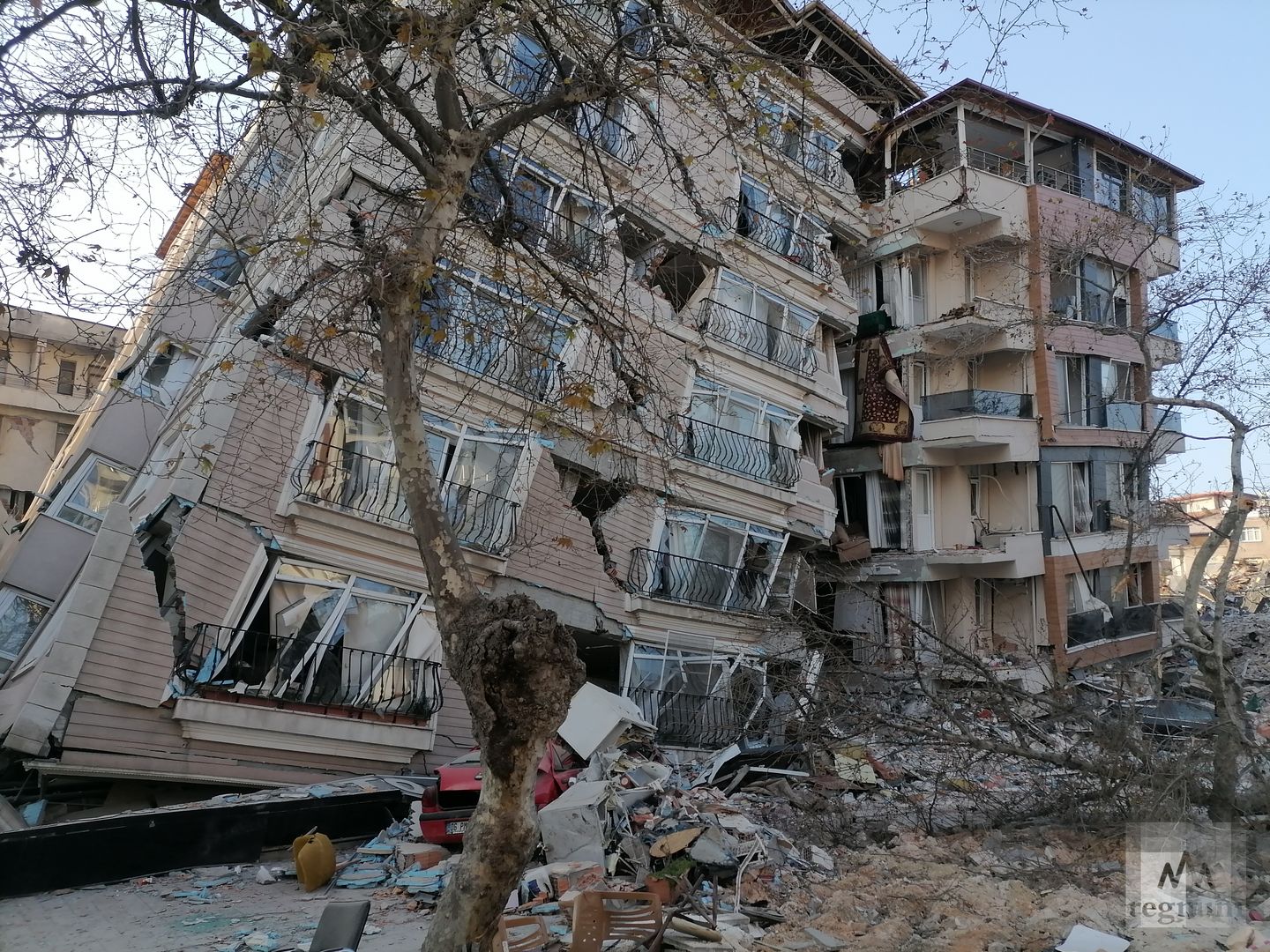 Жители турецкого города в панике вышли на улицы после землетрясения