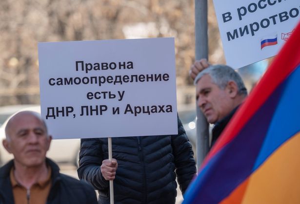 Участники акции в поддержку России и в благодарность российским миротворцам у здания посольства РФ в Ереване