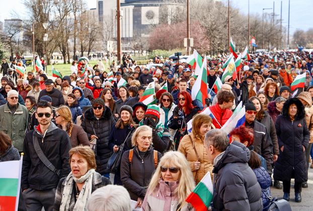 Участники массового митинга во время шествия под лозунгом «Болгария —  зона мира» в Софии
