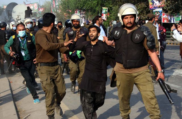 Акция протеста в Лахоре в поддержку Имрана Хана