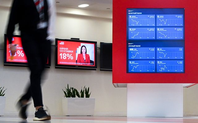 Монитор с котировками фондового и валютного рынков на экране в здании Московской биржи