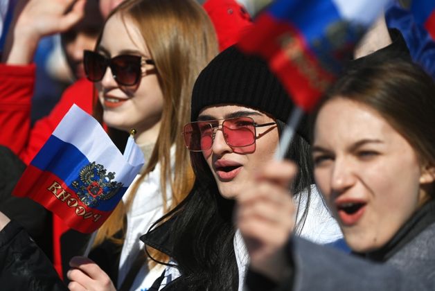 Люди на концерте, посвященном празднованию 9-й годовщины воссоединения Крыма с Россией