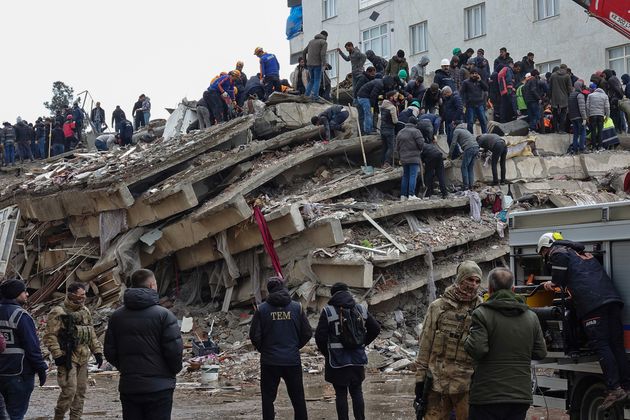 Поиски погибших после землетрясения в Турции