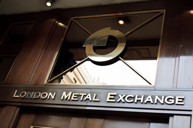 Вывеска над главным входом в здание Лондонской биржи металлов