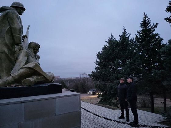 Сергей Кириенко и помощник Президента РФ Владимир Мединский посетили мемориалы «Не забудем, не простим»