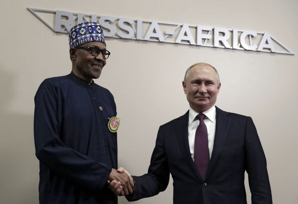 Президент РФ Владимир Путин и президент Федеративной Республики Нигерии Мухаммаду Бухари во время встречи на полях саммита «Россия —  Африка»