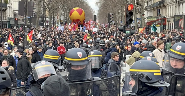 В Париже 122 протестующих против пенсионной реформы задержаны полицией