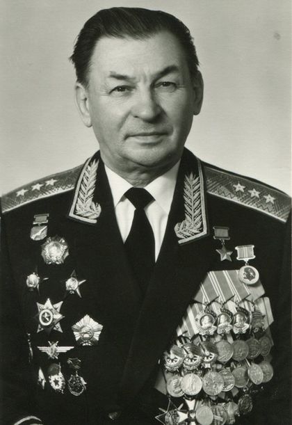 Герой Советского Союза генерал-полковник авиации Решетников Василий Васильевич.