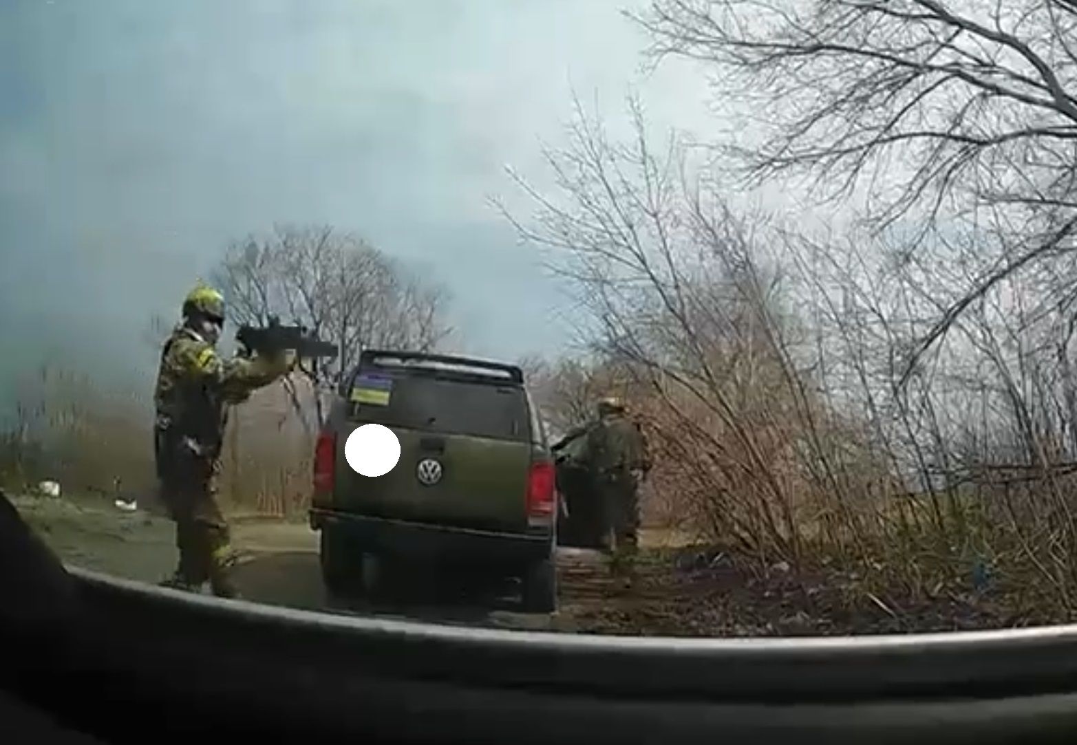 Военный ВСУ обстрелял машину с матерью и ребёнком из-за русской речи