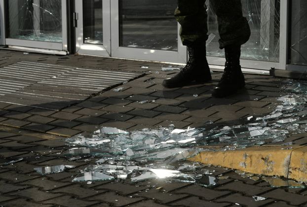 Разбитые стекла после обстрела со стороны ВСУ. Архивное фото