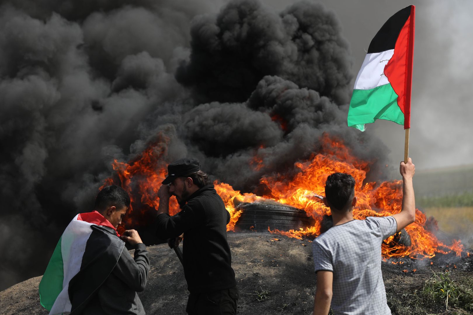 Газа нападение. Сжигание газа. Палестина протестует против ХАМАС. Ближний Восток.