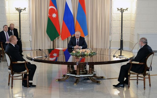 Президент РФ Владимир Путин, президент Азербайджана Ильхам Алиев и премьер-министр Армении Никол Пашинян в ходе трехсторонних переговоров. 2022
