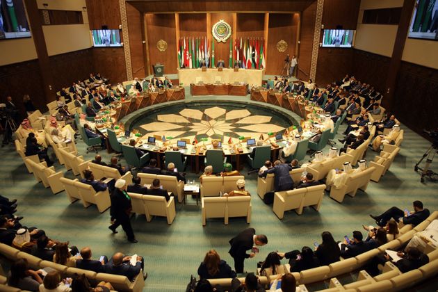 Внеочередная встреча Лиги арабских государств (АЛ), состоявшаяся в Каире, Египет. Министры иностранных дел арабских стран на внеочередном заседании Лиги арабских государств (АЛ), состоявшемся в воскресенье в Каире, решили восстановить членство Сирии в лиге после 12 лет приостановки, говорится в заключительном заявлении после встречи
