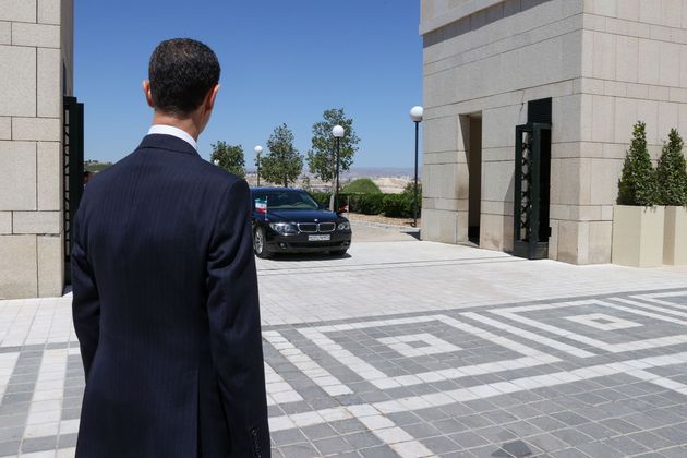 Президент Сирии Башар аль-Асад ждет перед церемонией приветствия президента Ирана в Дамаске, Сирия, 3 мая 2023 г.