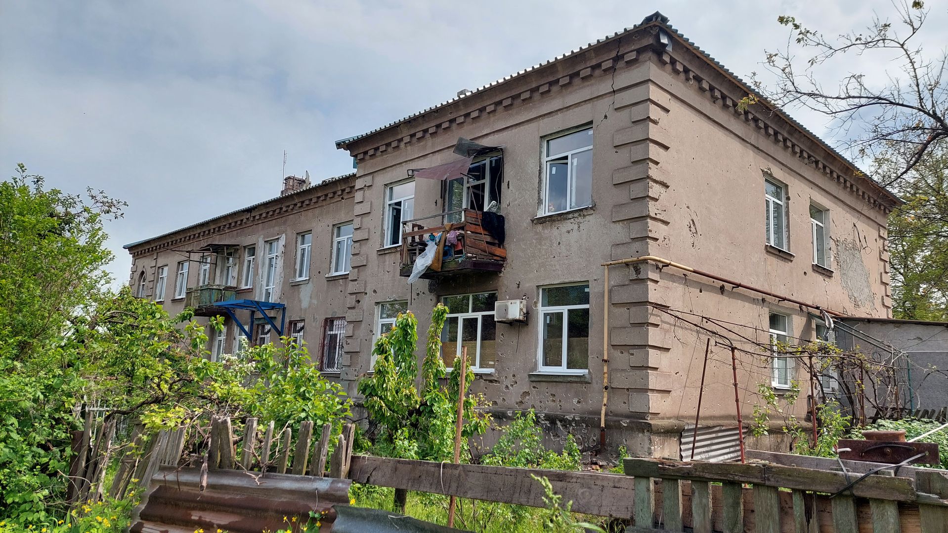 Дом маленького роста. Жители полуразбитой 2-этажки в Мариуполе ждут помощи