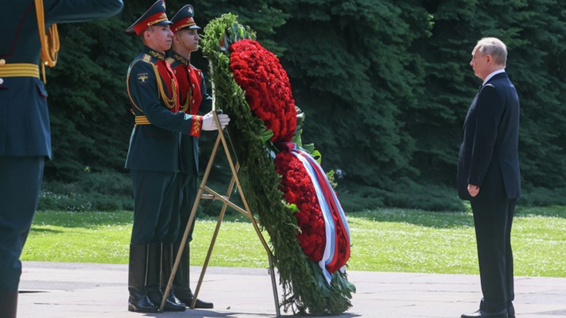 Рисунок у могилы неизвестного солдата