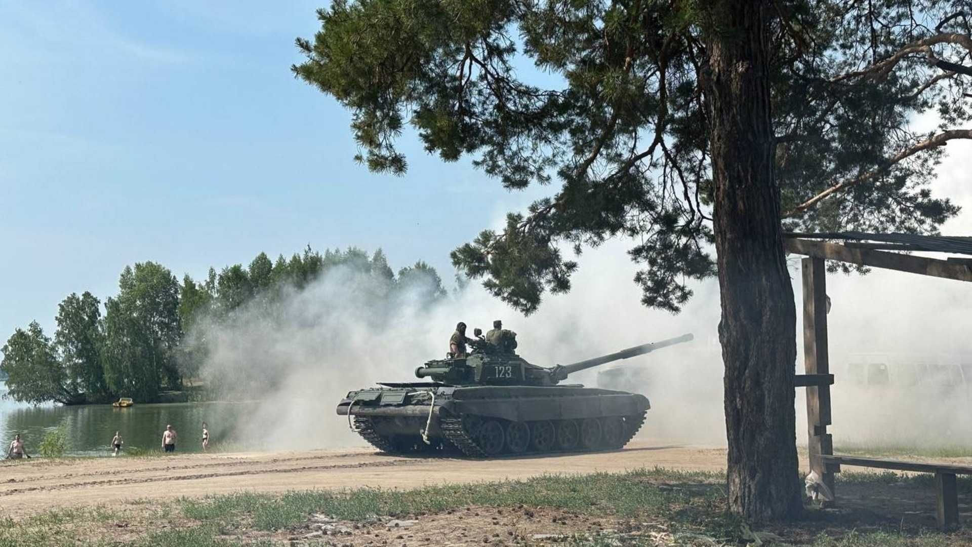 Танк на скорости въехал на пляж под Тюменью