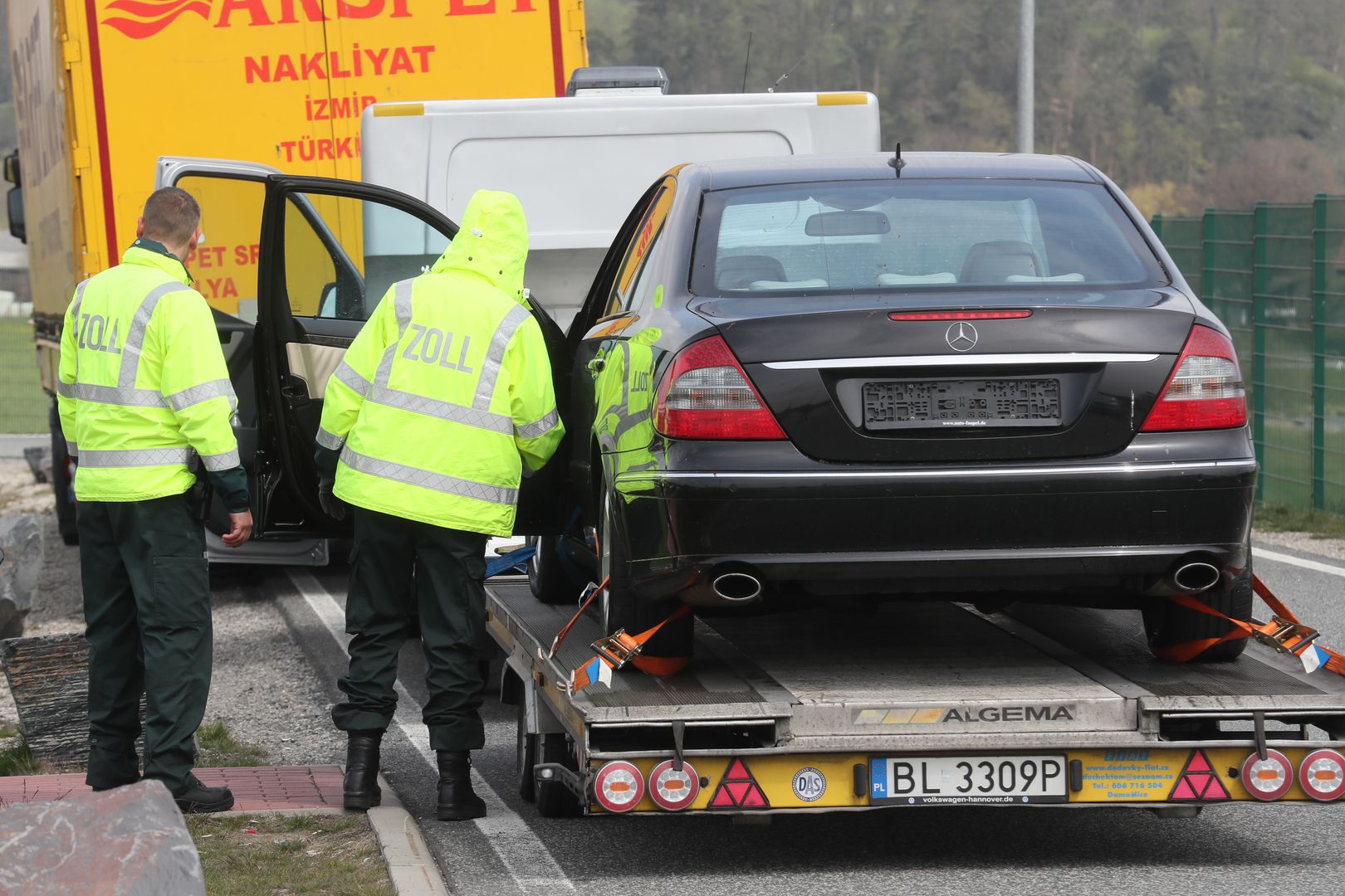 Конфискация не удалась. Немцы вынуждены возвращать автомобили россиянам