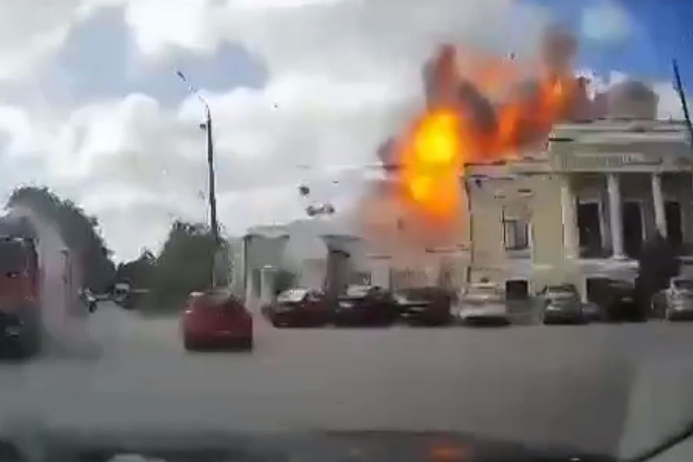 Опубликованы кадры падения ракеты ВСУ в центре Таганрога