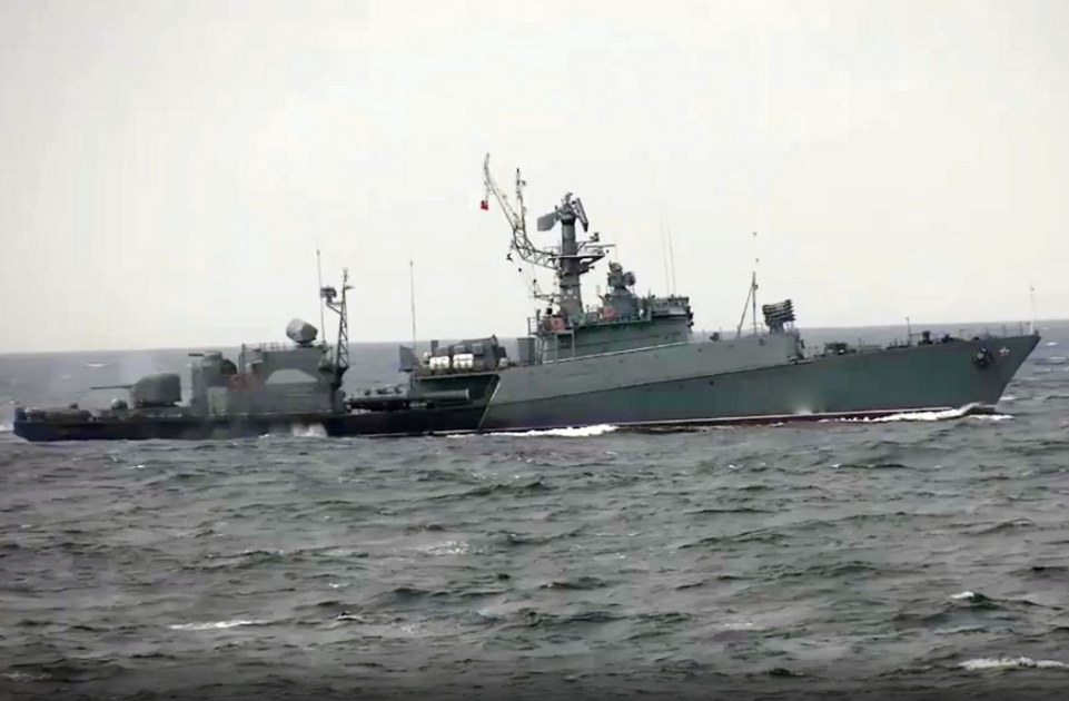 Корабль ВМФ России открыл предупредительный огонь для остановки сухогруза