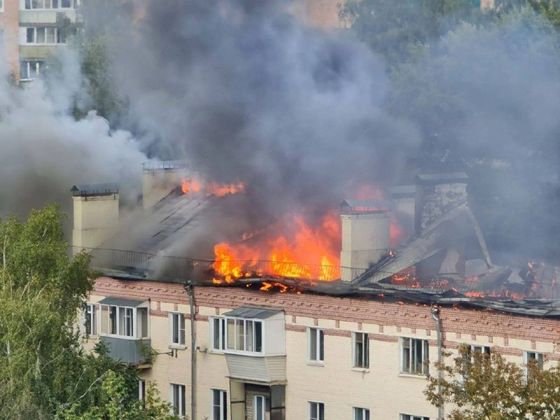 Крыша жилой многоэтажки загорелась в Красногорске