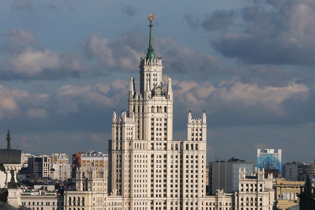 Группа из 35 человек пробралась в здание на Котельнической набережной в Москве