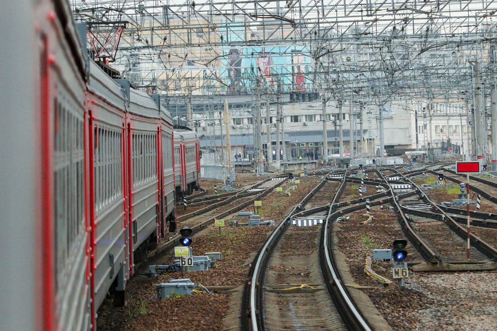 В Петербурге девушка в наушниках попала под электричку и осталась без ног