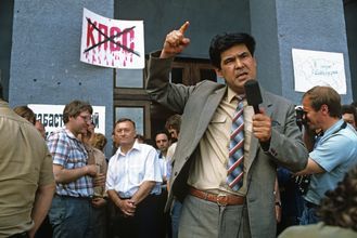 Председатель исполнительного комитета областного Совета народных депутатов Аман Тулеев выступает на общегородском митинге во время 12-часовой политической забастовки шахтеров. 1990