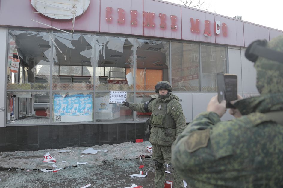 В донецке обстреляли торговый центр. Торговый центр континент донецк. В донецке обстреляли торговый центр. Разрушения в донецке 2022. Макеевка торговый центр галактика.