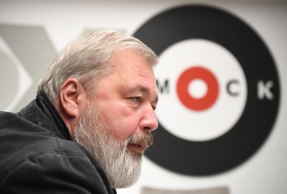 журналист д. камера репортера. бей хохлов спасай россию газета. журналист д. журналистка профессия.