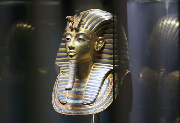 Учёные решили загадку жёлтого стекла из кулона Тутанхамона