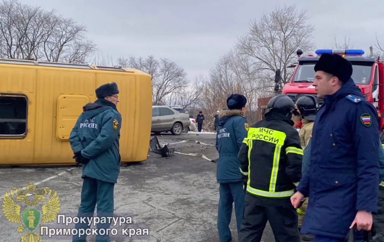 В Приморье перевернулся автобус, перевозивший 21 школьника