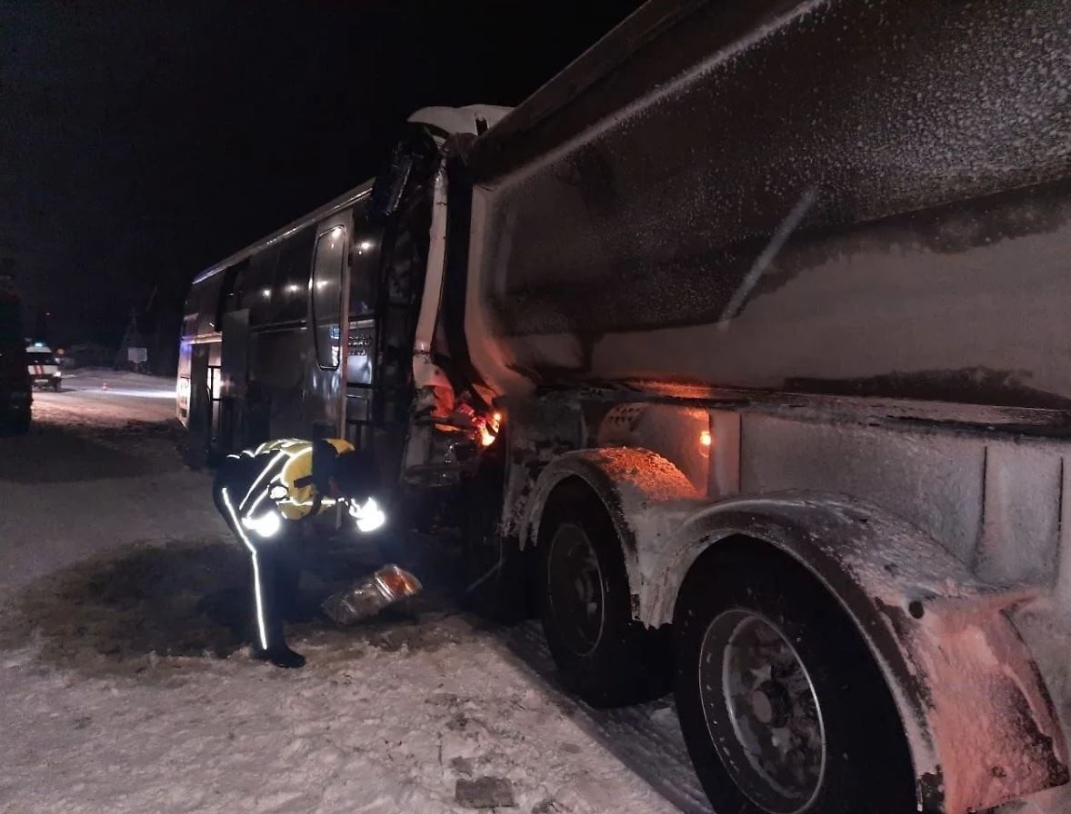 Водитель автобуса погиб в ДТП с самосвалом в Свердловской области